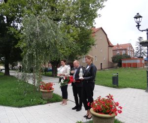 Złożenie kwiatów na pomniku