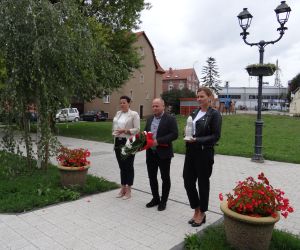 Złożenie kwiatów na pomniku