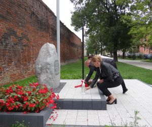 Złożenie kwiatów na pomniku
