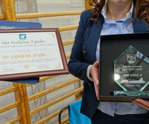 akt nadania tytułu oraz statuetka