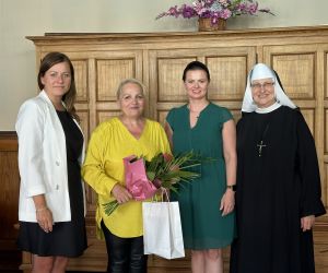 Autorka hejnału Jadwiga Mielke wraz z Zastępcą Burmistrza Joanną Kamińską, Sekretarz Karoliną Liebrecht oraz s. Stanisławą