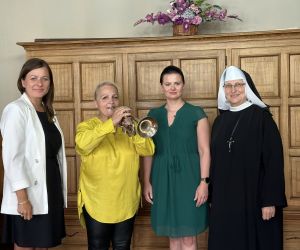 Autorka hejnału Jadwiga Mielke wraz z Zastępcą Burmistrza Joanną Kamińską, Sekretarz Karoliną Liebrecht oraz s. Stanisławą