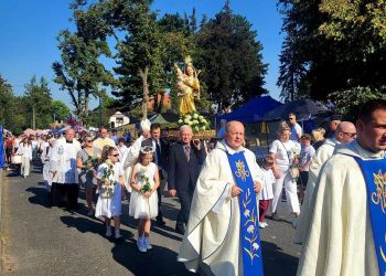 uroczysta procesja do studzienki z kopią Matki Bożej Piaseckiej