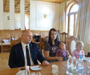 burmistrz, mama Szymona z siostrą
