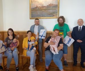 Rodzice z nowonarodzonymi dziećmi z burmistrzem