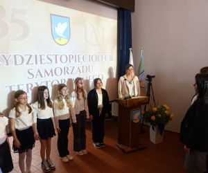 odśpiewanie hymnu przez dzieci z gniewskich szkół
