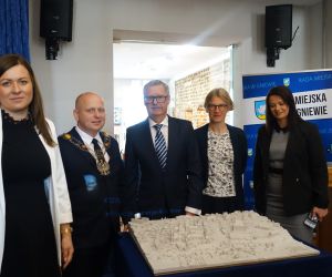 władze z przedstawicielami Politechniki z makietą