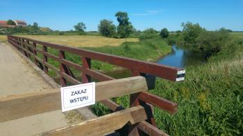 Mostek nad rzeką Wierzycą zamknięty