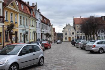 Zakaz parkowania po wschodnia stronie rynku