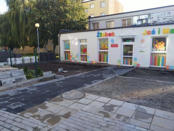 Plac przed żłobkiem przechodzi przemianę