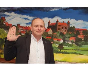 Światowy Dzień Adopcji już wkrótce. Namaluj na dłoni uśmiechniętą buźkę