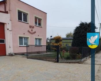 Nowe ogrodzenie przy remizie w Opaleniu