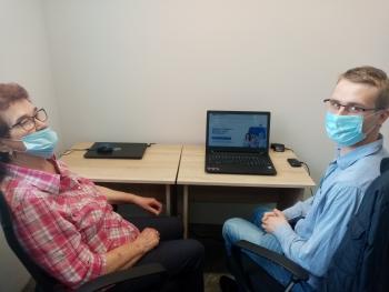 Przedstawiciele urzędu pomagają uczestnikom DDS+ w dokonaniu samospisu