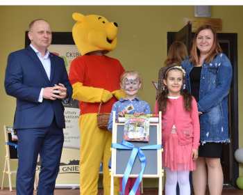 Dzieci z Zespołu Szkół w Opaleniu dziękują burmistrzowi