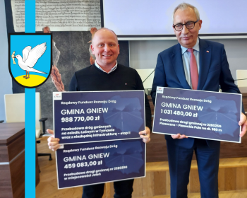 Burmistrz Maciej Czarnecki odebrał czeki z dofinansowaniem drogowych inwestycji