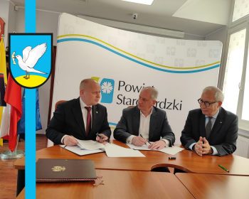 Burmistrz Maciej Czarnecki podpisał umowy na dofinansowanie przebudowy dróg w gminie Gniew